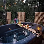 Boself 4pers Met Hottub Holiday park Diessen